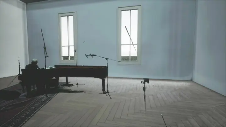 ryuichi-sakamoto-playing-the-piano-12122020